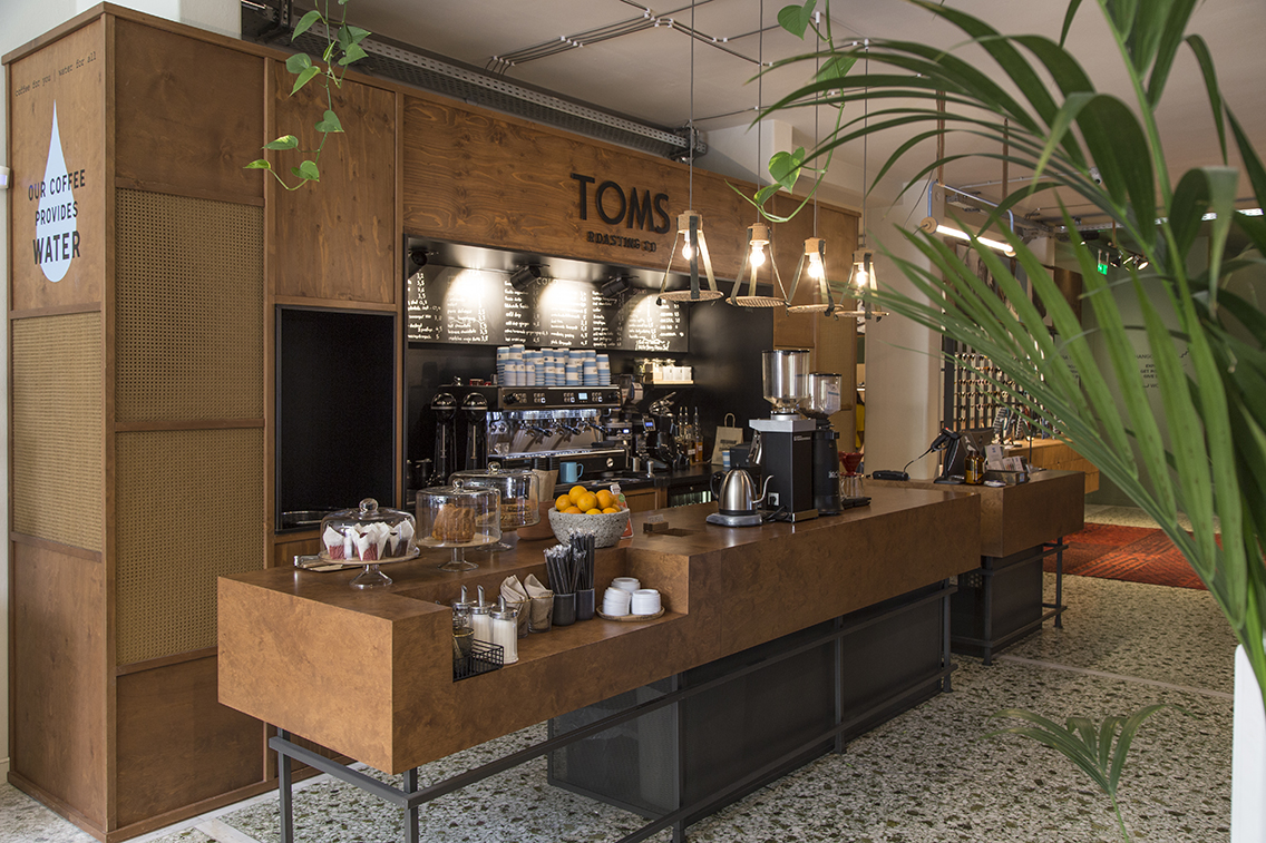 Η Toms κάνει τον καλύτερο καφέ στην Αθήνα και προσφέρει πόσιμο νερό σε όσους το έχουν ανάγκη