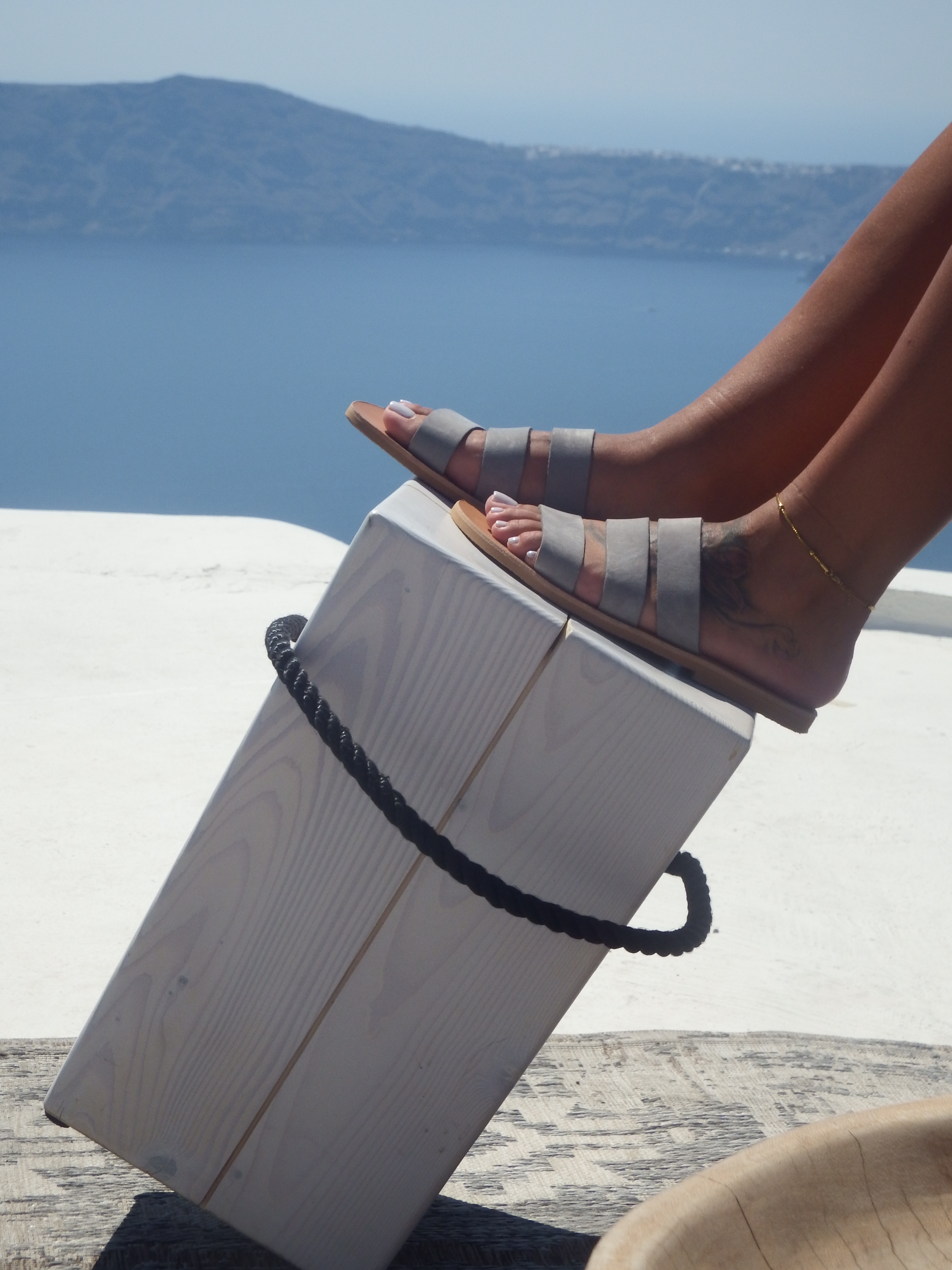 Aυτά τα ελληνικά σανδάλια σε «οδηγούν» με στυλ στις διακοπές σου