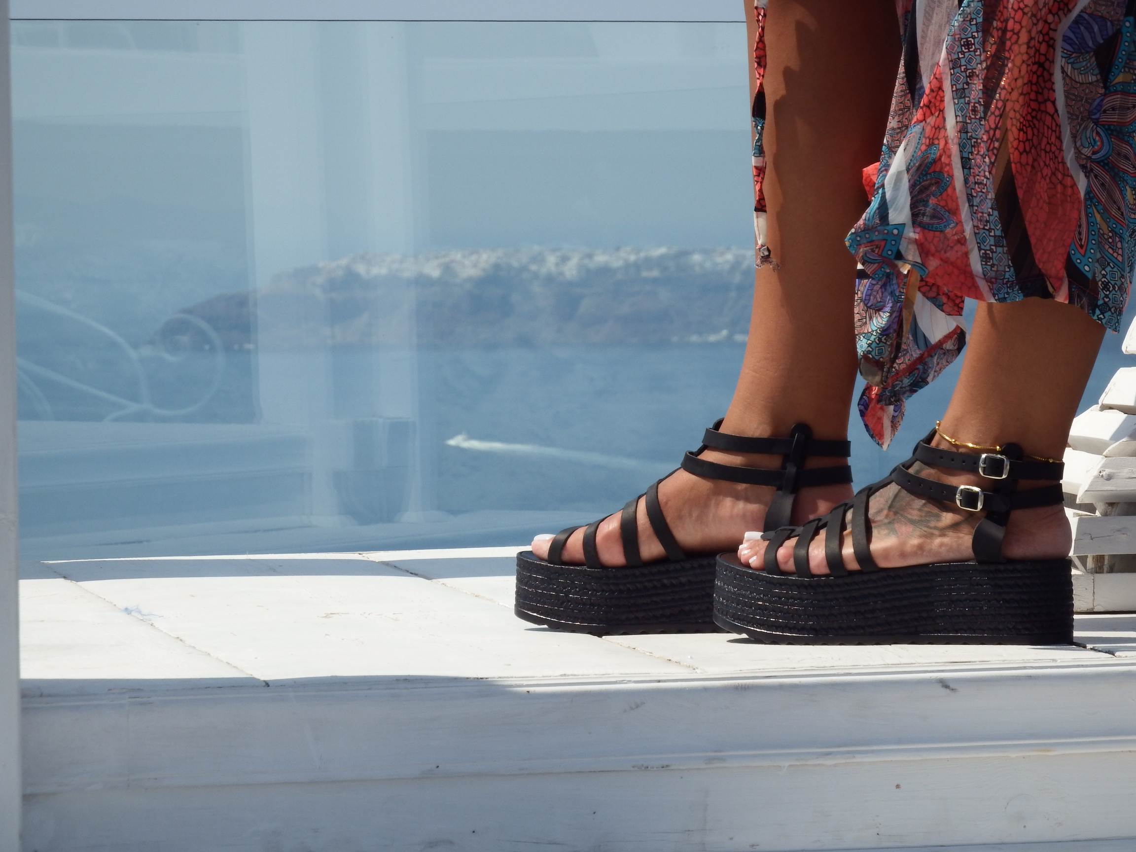 Aυτά τα ελληνικά σανδάλια σε «οδηγούν» με στυλ στις διακοπές σου