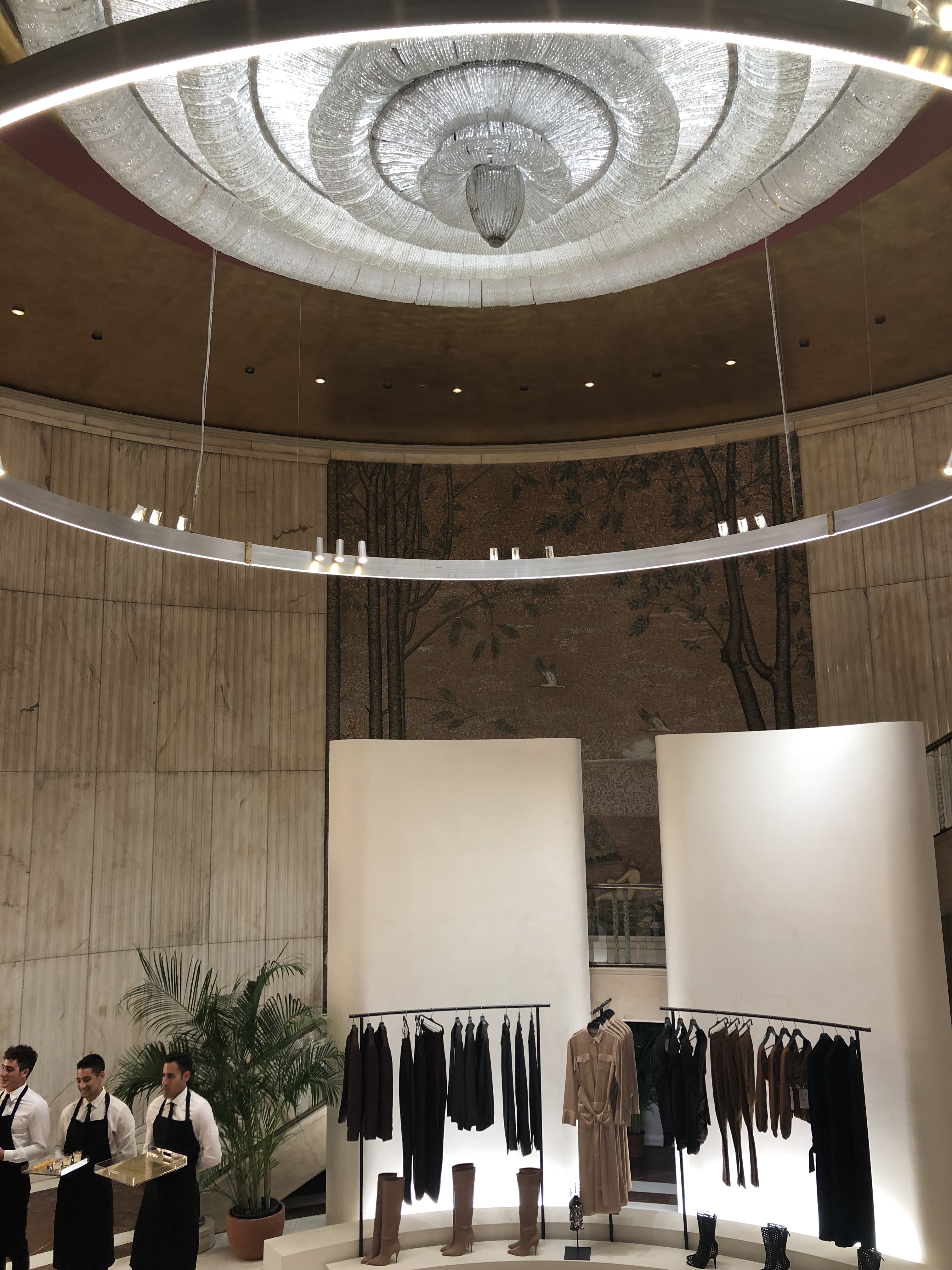 Το καινούργιο flagship store Zara στο Μιλάνο σε καλωσορίζει στη νέα εποχή του shopping