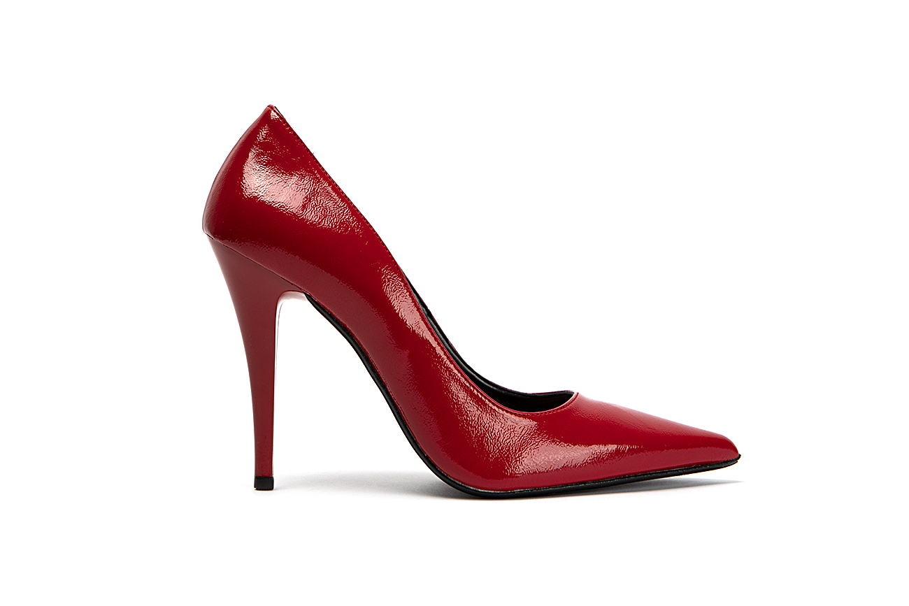 Oδηγός Αγοράς: 12 κόκκινα ζευγάρια παπούτσια για όλα τα στυλ