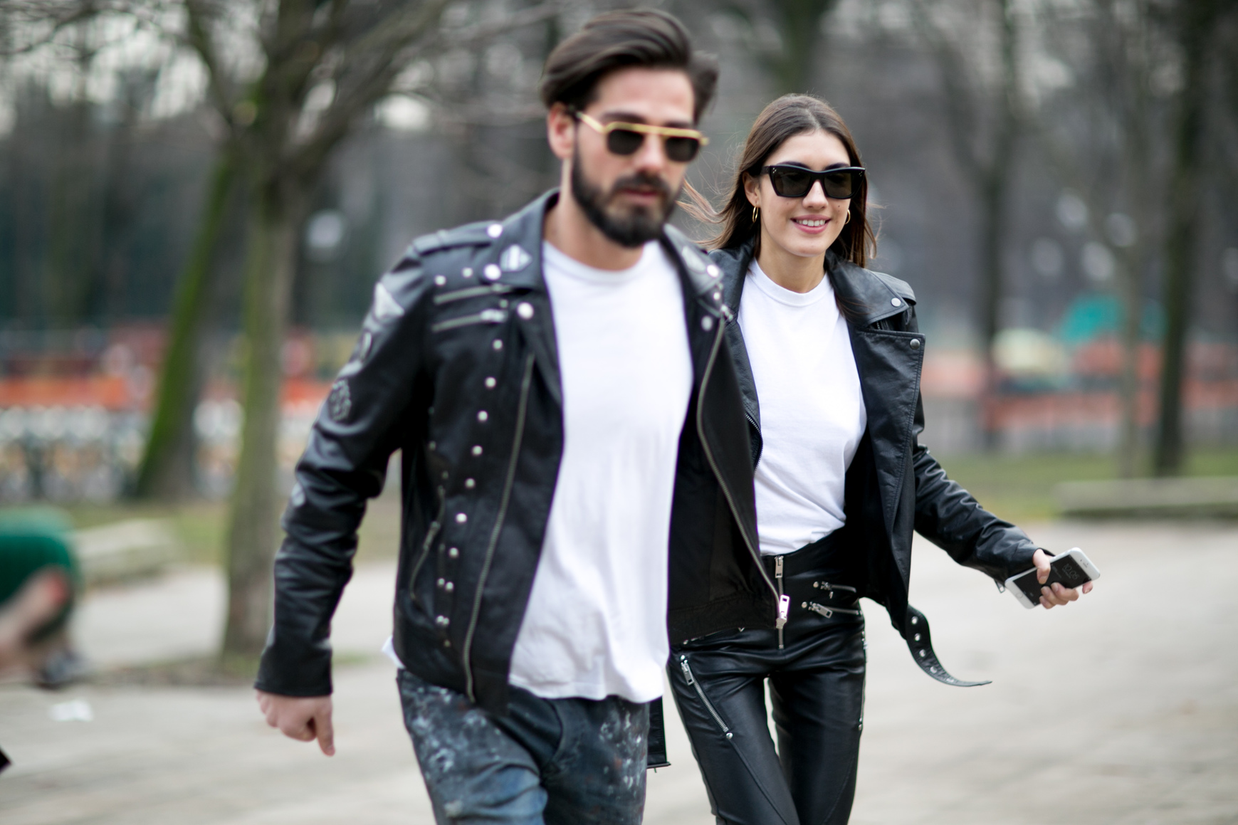 Μαύρο Biker Jacket: Δες πώς να φορέσεις το πιο κλασικό στυλ μπουφάν