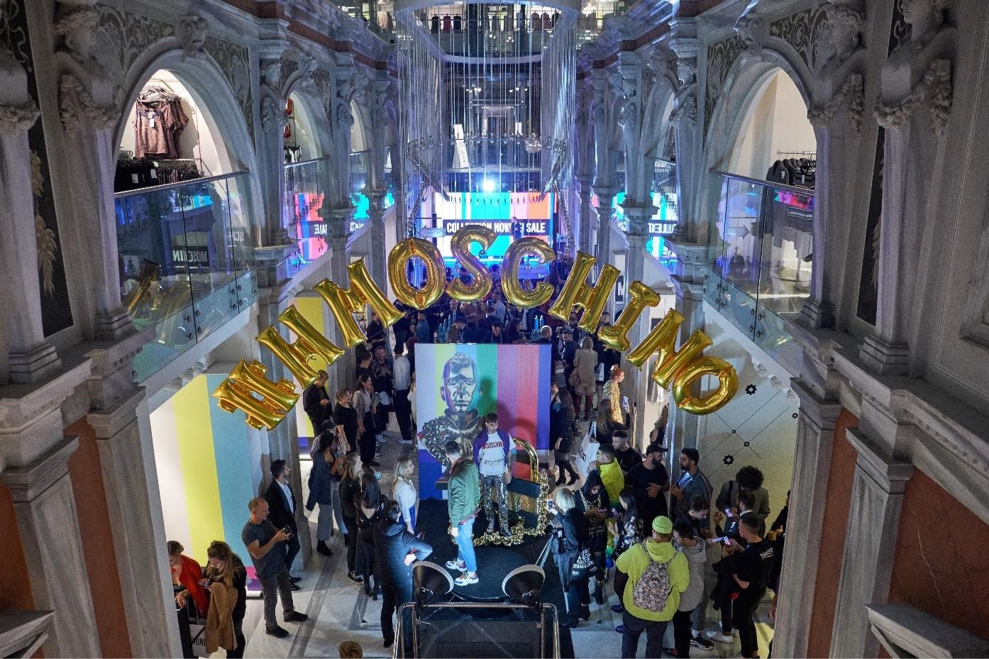 90s glam στο exclusive party για την παρουσίαση της συλλογής Moschino [tv] H&M
