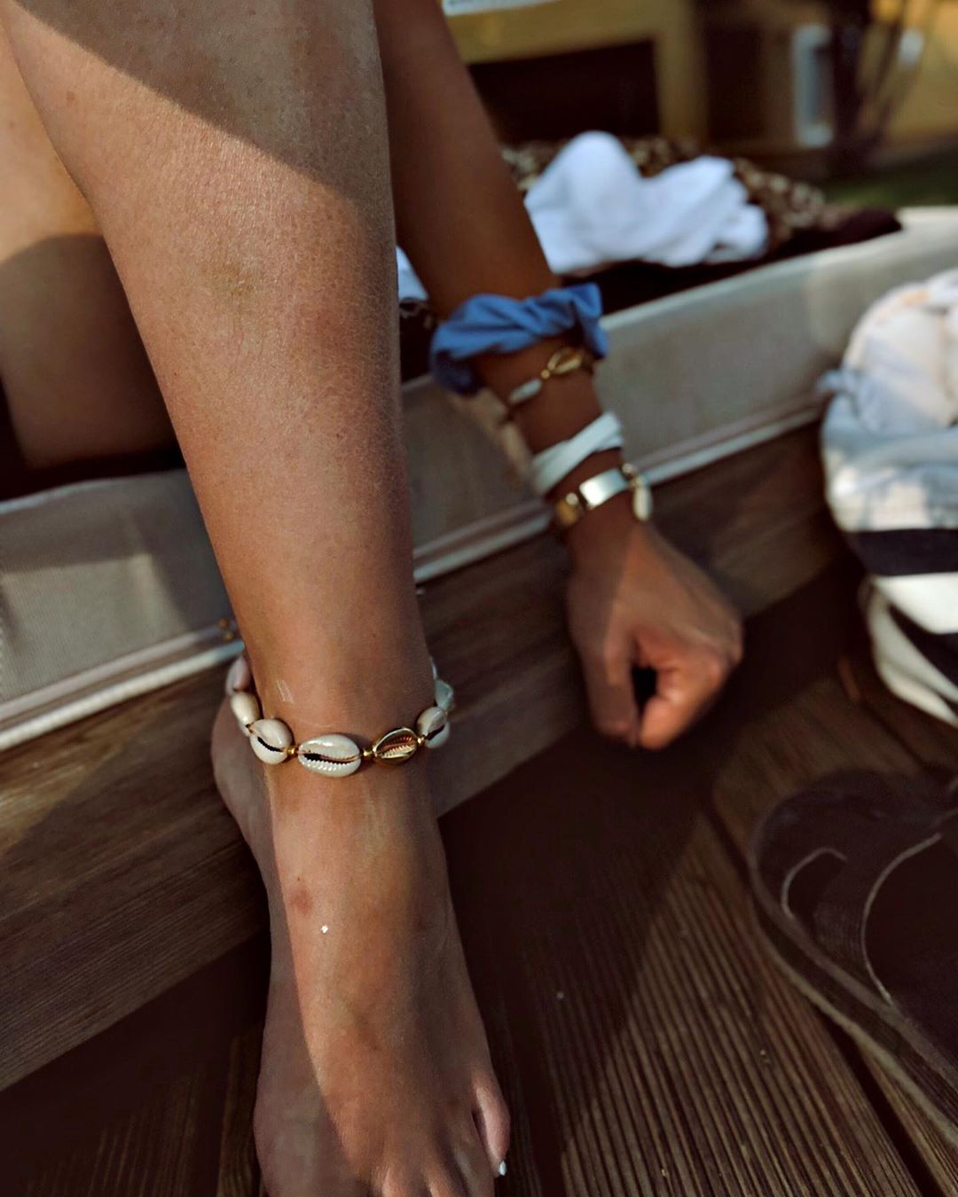 Ankle Bracelets: 10 βραχιολάκια ποδιού που πρέπει να αποκτήσεις τώρα πριν πας διακοπές